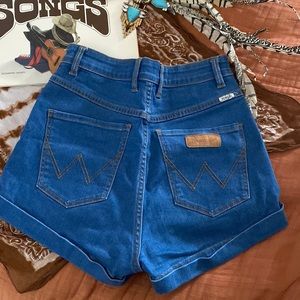 WRANGLER pin up denim shorts 😻😻😻